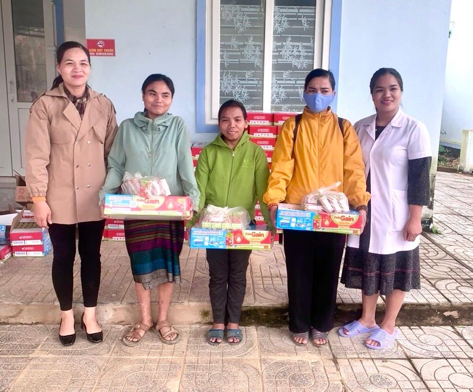 Phòng Y tế huyện Vĩnh Linh đã phối hợp với UBND xã cấp phát sữa cho phụ nữ có thai, trẻ em suy dinh dưỡng trên địa bàn xã